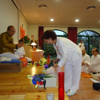 Ajahn Dhiravamsa, a la izquierda, observa a una participante de una meditación guiada