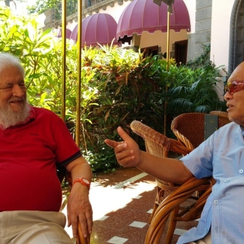 Ajahn Dhiravamsa, a la derecha, conversa con otra persona