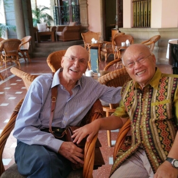 Ajahn Dhiravamsa posa junto a un amigo
