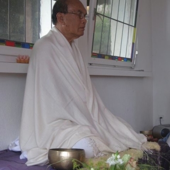 Ajahn Dhiravamsa, durante una meditación