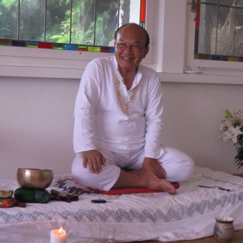 Ajahn Dhiravamsa, sonríe durante una meditación